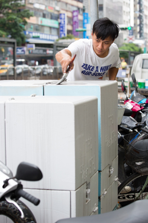 變電箱色彩改造的步驟，從街頭觀察、比例草模討論、在台北市府廣場展示、刷白預告、正式上色、符號施作，改造完成的變電箱在街頭看來低調卻設計感十足。﹙金宏澔攝﹚