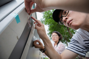 變電箱色彩改造的步驟，從街頭觀察、比例草模討論、在台北市府廣場展示、刷白預告、正式上色、符號施作，改造完成的變電箱在街頭看來低調卻設計感十足。﹙金宏澔攝﹚