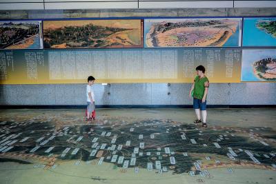 基隆舊車站內展示的台灣古地圖，重要地名、山脈水流 逐一標註，是見證台灣昔時風光的縮影。（莊坤儒攝）