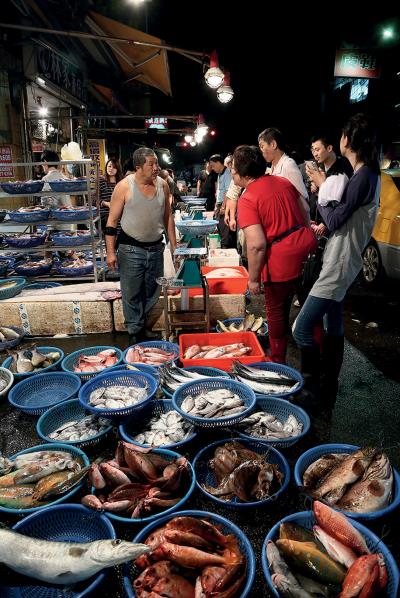 基隆濱海臨港，崁仔頂魚市場總是燈火通明、人聲鼎沸。