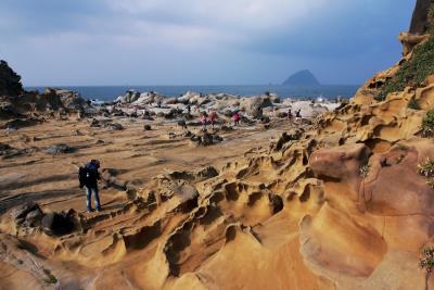 基隆海岸長年受海浪沖刷侵蝕，奇石嶙峋而壯美， 當是北台灣重要的瑰寶地景。圖為基隆和平島。 (林格立攝)
