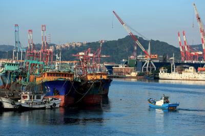 基隆為台灣北部最重要的港口都市，北朝東海、三面環山，形成一灣岸的腹地，貿易與旅遊興盛不絕。(圖為正濱漁港) 