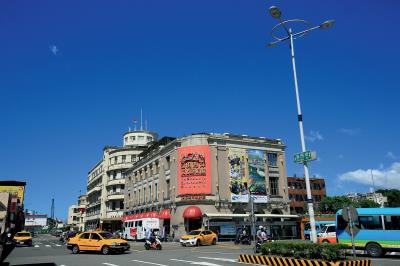 基隆為台灣北部最重要的港口都市，北朝東海、三面環山，形成一灣岸的腹地，貿易與旅遊興盛不絕。(圖為基隆港邊的陽明海洋文化藝術館) 