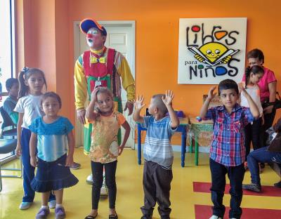 看見小丑醫生到來，尼加拉瓜兒童燒燙救護協會的小朋友， 開心的高舉雙手歡呼。（李欣庭提供） 