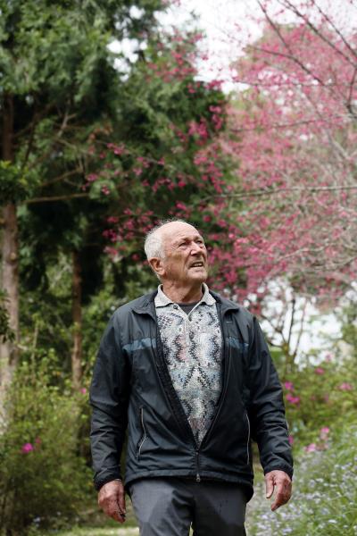 漫步在初鹿後山祕密花園，白冷會修士歐思定來台五十多年，最愛台灣的一草一木。 