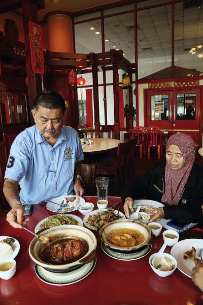 伊斯蘭教義對飲食有嚴格的規定，除了豬、血不食外， 牲畜宰殺亦需經誦經程序。圖為華裔穆斯林用餐情景。 