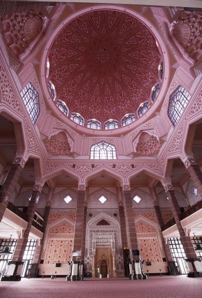 馬國是東協國家中唯一將伊斯蘭教訂為國教者，圖為由花崗岩砌成的「布特拉清真寺」。 (林格立攝)