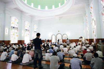 台灣的穆斯林多分布在台北、桃園、台中、高雄四處， 圖為台北清真寺禮拜的情況。 