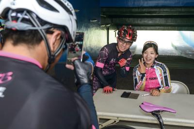 開朗樂觀的黃亭茵（右），在世界的自行車賽事闖蕩，締造自己的人生風景。 