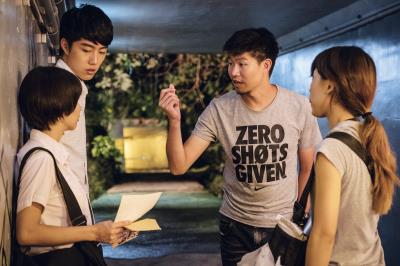 追求完美的導演陳和榆(右2),堅持演員們需演出細膩的情感,才能喊卡。 追求完美的導演陳和榆(右2),堅持演員們需演出細膩的情感,才能喊卡。