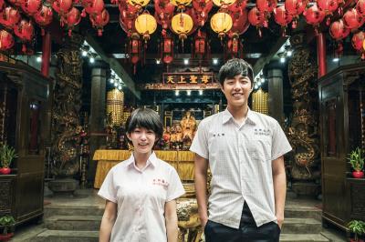 郭書瑤(左)、蔡凡熙(右)兩人一起演出充滿青春歡笑與感人淚水的 優質戲劇《通靈少女》。 郭書瑤(左)、蔡凡熙(右)兩人一起演出充滿青春歡笑與感人淚水的 優質戲劇《通靈少女》。