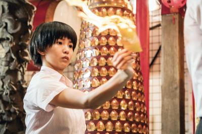 認真揣摩起乩、祭改,郭書瑤演活了少女靈媒的角色。 認真揣摩起乩、祭改,郭書瑤演活了少女靈媒的角色。