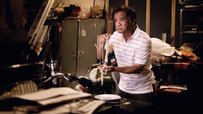 胡定一凝神地盯著影片做Foley,彷彿入無人之境。 胡定一凝神地盯著影片做Foley,彷彿入無人之境。
