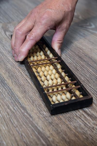 胡創造聲音的工具五花八門。(林旻萱攝) 胡創造聲音的工具五花八門。(林旻萱攝)