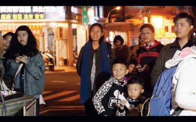台南郡西街上舉辦露天膠捲電影放映，民眾開心地欣賞難得的畫面。（熊南人電影映像工作室提供）