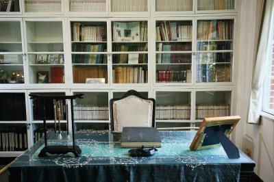 錢穆生前使用的書桌，由珍貴的紫檀木製成，「據說是蔣中正總統的贈禮」秦照芬執行長說。
