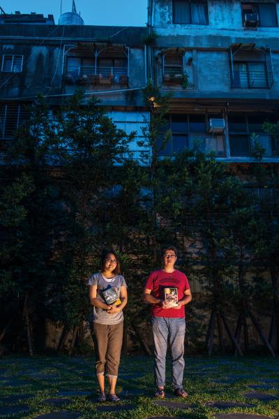 羅傳樵（右）與高珮芸（左）組成工作室，由分享閱讀心得開始，繼而對台灣歷史、民俗發生興趣。
