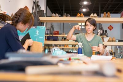 店面主空間留給皮革教學使用，呼應工藝的「手作」精神。