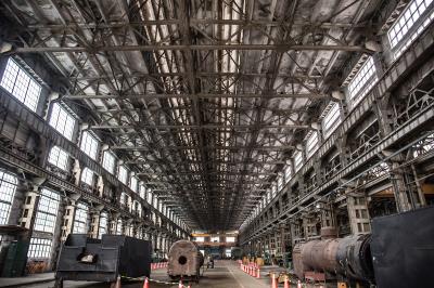 台北機廠內的組立工場,大跨距的鋼製桁架形塑出來的挑高空間,這裡是昔日蒸汽火車維修的地方。(林旻萱攝) 台北機廠內的組立工場,大跨距的鋼製桁架形塑出來的挑高空間,這裡是昔日蒸汽火車維修的地方。(林旻萱攝)