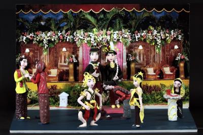 在Pindy的巧手下，爪哇婚禮、甘美朗樂器等全成了精巧的捏麵人，這些色彩繽紛的人偶，正是文化碰撞的精采火花。
