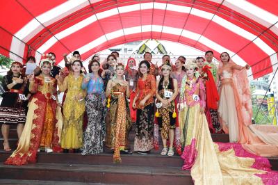 印尼服飾的時裝秀，在Pindy（後排中）主辦的 東協市集「印尼站」，熱鬧登場。