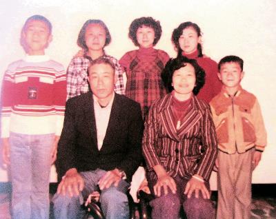 繼3個姊姊後，黃建榮是家中第一個出生的男生（左1），從小品學兼優。