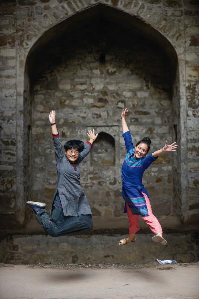 尤芷薇（左）和鄭欣娓（右） 在印度生活得優遊自在。 