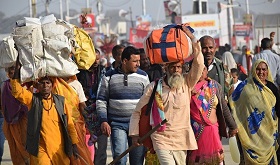 疫情見貧窮╱印度鎖國，離鄉工人沒錢也沒有家