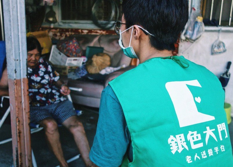 App呼叫「外送金孫」－銀色大門，送溫飽也送溫暖  