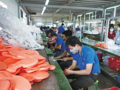今立塑膠工業以生產鞋墊、中底、地墊等產品為主， 員工人數總計達兩千多人。 