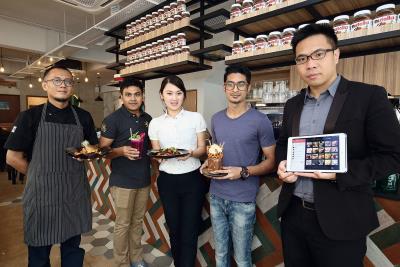 Abigail Lim（中立者）剛投入餐飲業，第一家店就採用iCHEF的系統。余岳勳（右一）提供iCHEF最專業的服務。 