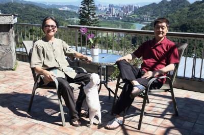 「台灣週一無肉日」總召張祐銓（左） 與「荒野基金會」董事長徐仁修（右）。