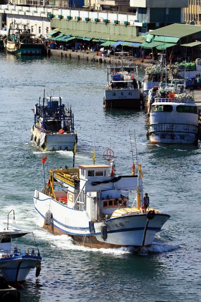 南方澳堅守著傳統漁港的風貌，午後作業船隻陸續滿載漁獲歸港。 