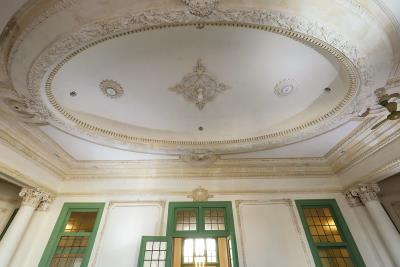 鐵道部二樓的花廳，天花板上橢圓形巧緻精美的灰泥雕塑，顯示其官方廳舍的講究與氣派。