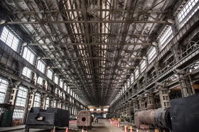 台北機廠內的組立工場，大跨距的鋼製桁架形塑出來的挑高空間，這裡是昔日蒸汽火車維修的地方。（林旻萱攝）