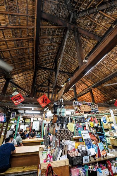 五味屋的屋頂是日本沿海一帶常見的四邊斜造型,在當地為了防止積雪堆積,移民來台後仍採用原建築習性建構新厝。 五味屋的屋頂是日本沿海一帶常見的四邊斜造型,在當地為了防止積雪堆積,移民來台後仍採用原建築習性建構新厝。