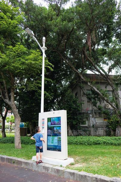 智慧路燈除了照明、監控等功能外， 電子看板可同時推播相關市政資訊。 