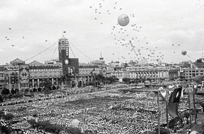 總統府府前廣場的活動是十月國慶的重頭戲，從老照片猶見當年軍容壯盛、但戒慎嚴肅的氣氛。（外交部資料） 
