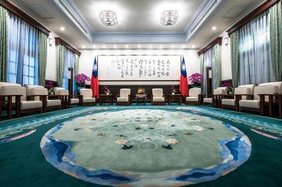 台灣元素進入總統府的會客空間，圖為以書法及台灣特有物種地毯妝點的「台灣綠廳」。（莊坤儒攝）