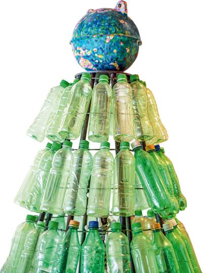 綠色和平以淨灘所收集到的寶特瓶做成的裝置藝術，警示人們海塑問題迫在眉睫。 