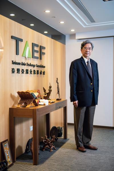 台亞基金會董事長暨總統府資政蕭新煌認為台灣具備了「暖實力」（Warm Power），更能幫助台灣走出去。