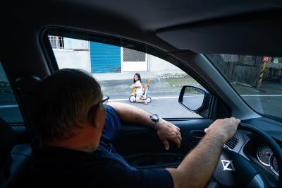 南耀寧開著車穿梭在山林間,不論成人、孩童,他都停下來關心問候。 南耀寧開著車穿梭在山林間,不論成人、孩童,他都停下來關心問候。
