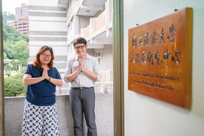 研究員王雅萍與來自泰國的青年學者丁永興合作,促成台泰學術圈交流。(林旻萱攝) 研究員王雅萍與來自泰國的青年學者丁永興合作,促成台泰學術圈交流。(林旻萱攝)