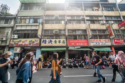 夾雜在傳統青草店中的東南亞商店,為沉寂的街景增添了不一樣的氣息。 夾雜在傳統青草店中的東南亞商店,為沉寂的街景增添了不一樣的氣息。