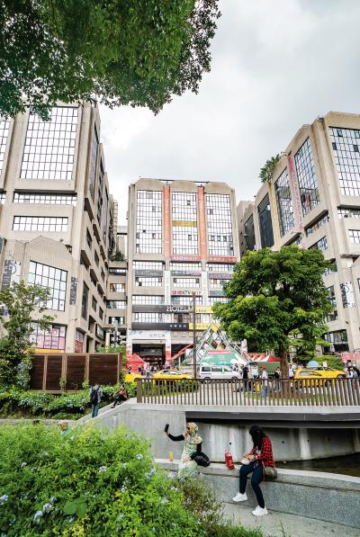東協廣場見證商機的起起落落,在移工 移民的支持下重獲新生。 東協廣場見證商機的起起落落,在移工 移民的支持下重獲新生。