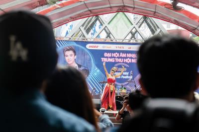 假日的廣場上搭起舞台,印尼籍表演者登台載歌載舞。 假日的廣場上搭起舞台,印尼籍表演者登台載歌載舞。