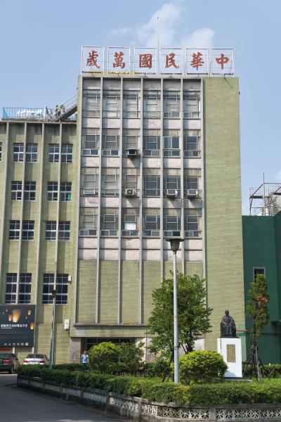 高砂麥酒株式會社,光復後改名為建國啤酒廠,2000年時成為市定古蹟,兩年後更名為「台北啤酒工場」,沿用至今。 高砂麥酒株式會社,光復後改名為建國啤酒廠,2000年時成為市定古蹟,兩年後更名為「台北啤酒工場」,沿用至今。