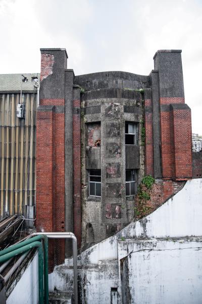 台北啤酒工場內保存日治時期建築──紅樓,其建築構造與同時期的總督府與專賣局類似。(莊坤儒攝) 台北啤酒工場內保存日治時期建築──紅樓,其建築構造與同時期的總督府與專賣局類似。(莊坤儒攝)