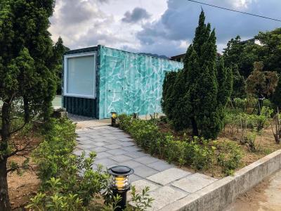 新北市萬里區大鵬國小旁停車場,經技職國手巧手改造,成為最美貨櫃屋教室。 新北市萬里區大鵬國小旁停車場,經技職國手巧手改造,成為最美貨櫃屋教室。