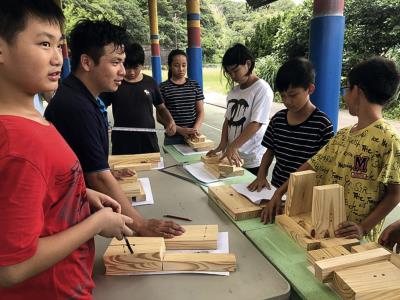 黃偉翔帶領技職國手進入小學,教導孩子做木凳,證明可以用技職的能力改變社會。 黃偉翔帶領技職國手進入小學,教導孩子做木凳,證明可以用技職的能力改變社會。